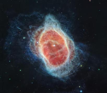 중적외선으로 동일한 성운을 촬영한 사진. 성운 중심의 백색왜성은 주황색 점으로 찍혀 있다. 그 옆에 동반성이 흰 점으로 함께 찍혀 있다. 성운을 만든 별이 쌍성이었다는 것을 선명하게 확인할 수 있다. 이미지=NASA, ESA, CSA, STScI