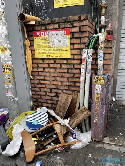 이태원 일대 거리 모습. 환경 미화원이 거리 청소를 한 이후에도 쓰레기가 넘쳤다. 투기 금지 경고문도 소용없었다. 사진=전다현 기자