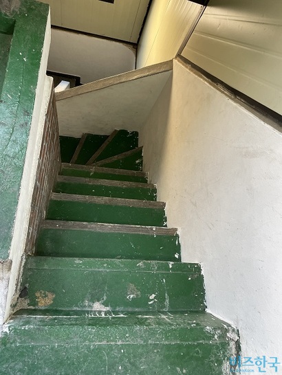 서울시 종로구 한 옥탑방의 계단 모습. 옥탑방까지 가려면 가파른 계단을 올라야 한다. 사진=전다현 기자