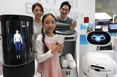 2019년 10월 30일 서울 종로구 KT스퀘어에서 모델들과 어린이가 KT의 ‘기가지니’ 등 AI(인공지능) 제품을 선보이고 있다. 이날 KT는 앞으로 4년간 3000억 원을 투자해 AI 전문인력 1000명을 육성, AI 전문기업을 목표로 하는 ‘AI 컴퍼니’를 선언했다. 사진=연합뉴스