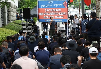 지난 7월 21일 오후 서울 서초구 대검찰청 앞에서 민주노총 전국화학섬유식품산업노조 주최로 열린 SPC 파리바게뜨 불법·부당노동행위자 엄벌 촉구 화섬노동자 결의대회에서 신환섭 화섬식품노조 위원장이 발언하고 있다. 사진=연합뉴스