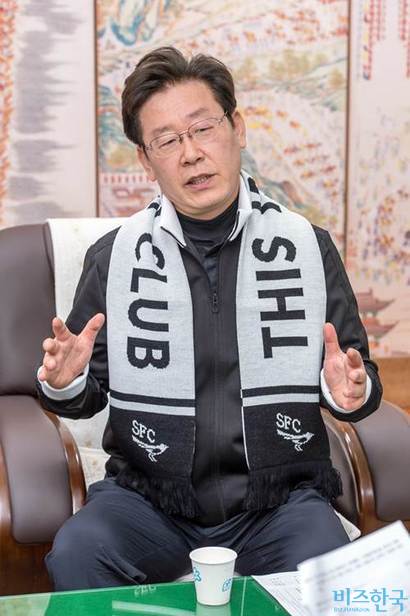 2016년 3월 19일 당시 성남FC 구단주이던 이재명 성남시장이 인터뷰하는 모습. 사진=최준필 기자