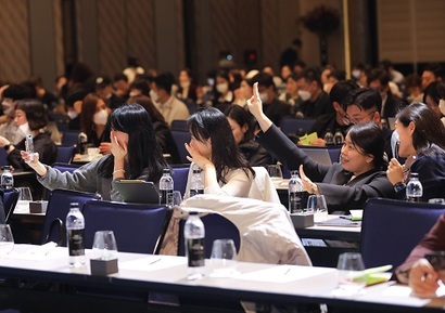 브랜드비즈 컨퍼런스2022의 청중들이 셀카를 촬영하며 행사를 즐기고 있다. 사진=박정훈 기자