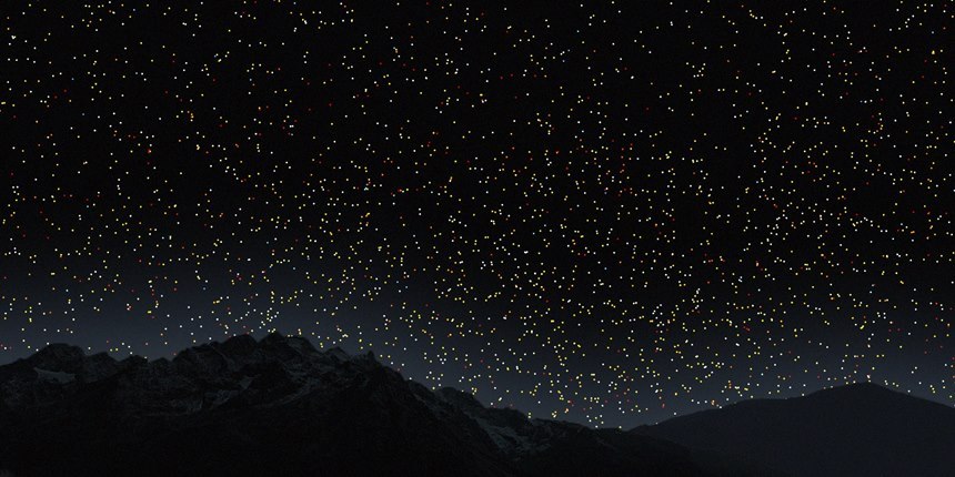 우주 끝자락의 먼 퀘이사들만 본다면 밤하늘에서는 아무런 거대 구조의 낌새를 볼 수 없다.