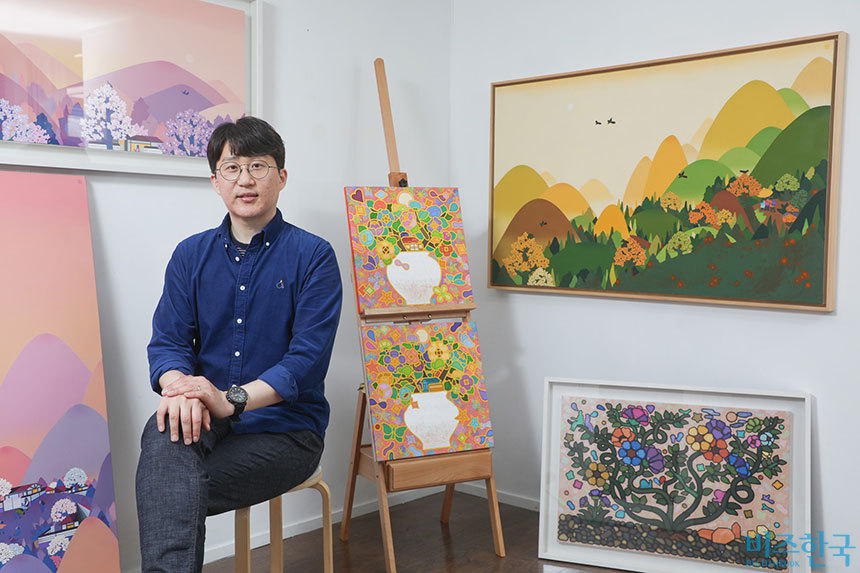 김영진 작가는 밝고 다채로운 색채의 조화를 통한 장식적 아름다움으로 한국적 미감을 찾아가고 있다. 사진=박정훈 기자