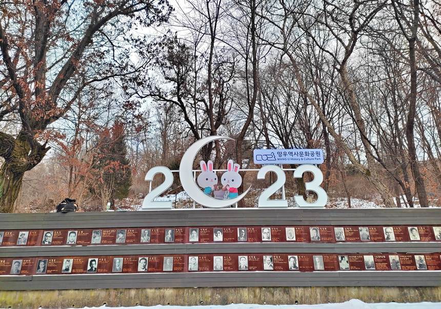 서울을 대표하는 공동묘지인 망우리공동묘지가 지난해 망우역사문화공원으로 새롭게 태어났다. 유관순과 안창호, 이중섭, 박인환 등 우리 근현대사를 온몸으로 살다 간 인물들이 이곳에 잠들어 있다. 사진=구완회 제공