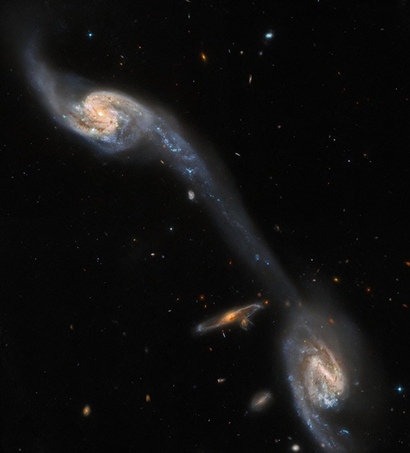 충돌하는 두 은하 Arp 248을 허블 우주망원경으로 관측한 모습. 오랫동안 천문학자들은 이러한 은하 간 상호작용, 충돌이 떠돌이 별을 만드는 주요한 원인이라 추정했다. 사진=ESA/Hubble & NASA, Dark Energy Survey/DOE/FNAL/DECam/CTIO/NOIRLab/NSF/AURA, J.