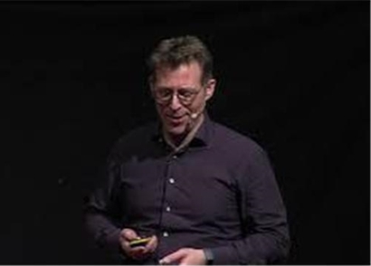 2019년 TED 강연에서 ‘우주에서 빵 굽기’에 관해 강연하는 세바스티안 마르쿠. 사진=ted.com