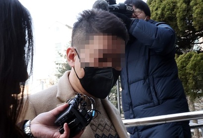 빗썸 실소유주로 알려진 사업가 강종현 씨가 지난 2월 1일 횡령·배임 혐의에 대한 구속영장 심사를 받기 위해 서울남부지법에 들어가고 있다. 사진=연합뉴스