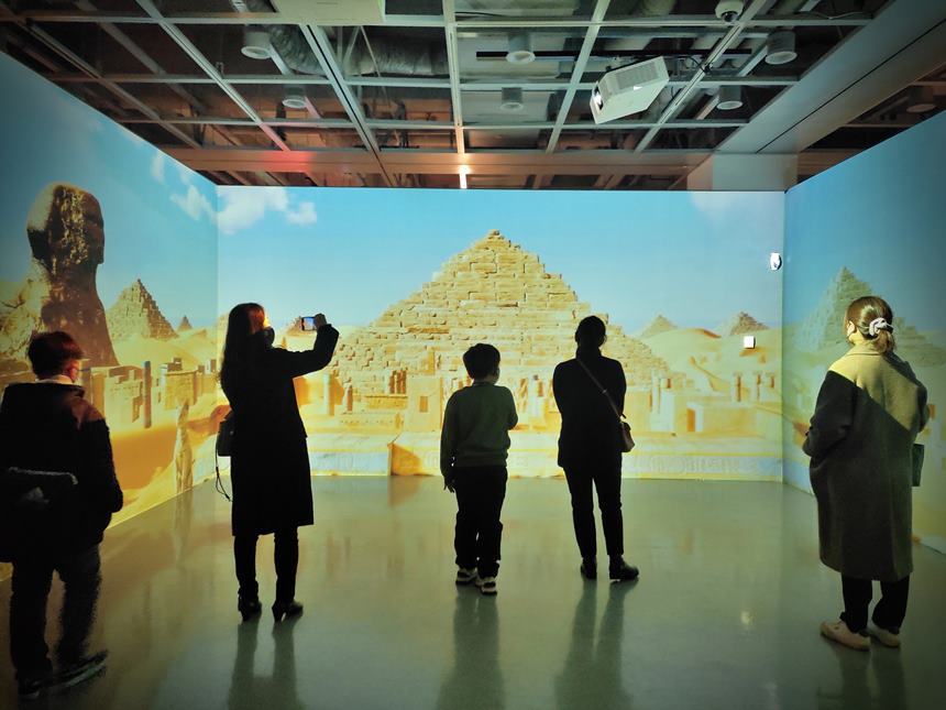‘이집트 미라전: 부활을 위한 여정’ 전시회장 내부. 디지털 아트로 재현된 이집트 타페 신전이 관람객들을 맞는다. 사진=구완회 제공