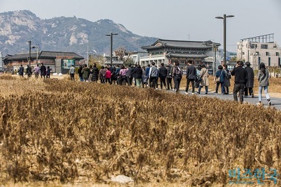 3월 7일 열린송현 녹지광장에서 산책하고 있는 시민들의 모습. 현재는 잔디밭과 일부 조형물로 꾸며져 있다. 사진=최준필 기자