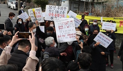 지난해 3월 오세훈 시장의 종로구 창신동 현장점검 당시 신통기획 찬반 주민들이 대립하고 있는 모습. 사진=연합뉴스