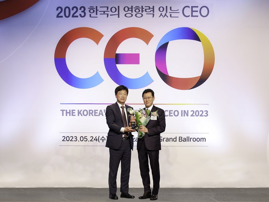 김기태 보람상조라이프 대표이사(오른쪽)가 ‘한국의 영향력 있는 CEO’ 시상식에서 대리수상을 한 뒤 기념촬영을 하고 있다. 사진=보람그룹 제공
