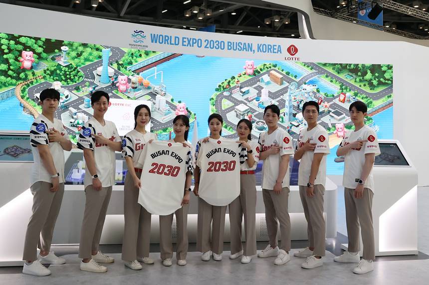 제1회 기후산업박람회에서 롯데그룹관 프로모터들이 ‘BUSAN EXPO 2030’이 새겨진 친환경 유니폼을 착용하고 2030 부산세계박람회 유치 홍보를 하는 모습. 사진=롯데지주 제공