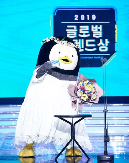 EBS 유튜브 프로그램 '자이언트 펭TV' 캐릭터 펭수가 2019년 MBC 방송연예대상에 시상자로 참석한 모습. 사진=MBC 제공