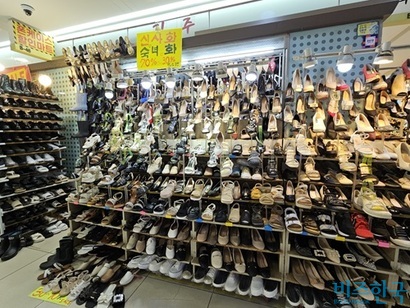 고속버스터미널 지하도상가의 한 신발 매장. 사진=김초영 기자