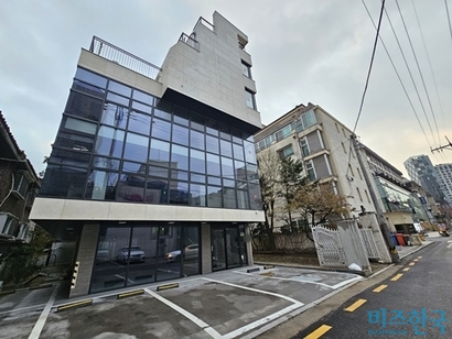 이수만 전 SM 총괄프로듀서가 서울 강남구 청담동 근린생활시설 건물(사진)을 150억 원에 매입한 것으로 확인했다. 사진=차형조 기자