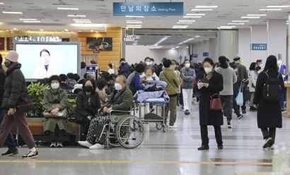 의대 증원에 반발해 전공의들이 집단으로 사직한 20일 오전 서울의 한 대형병원이 진료를 받으려는 사람들로 붐비고 있다. 사진=박정훈 기자
