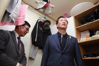 2014년 정몽준 이사장이 서울의 한 고시원을 방문해 충격을 받은 듯한 표정을 짓고 있다. 사진=정몽준 이사장 트위터