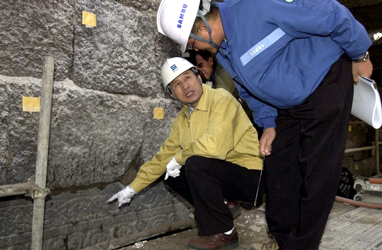 청계천 복원 공사 현장을 방문한 이명박 시장. 사진=한나라당 제공