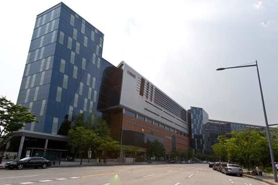 상인 문제를 풀어낼 수 있었던 데에는 청계천 상인들의 이주 대책으로 만든 ‘가든파이브’의 힘도 컸다. 사진=비즈한국DB