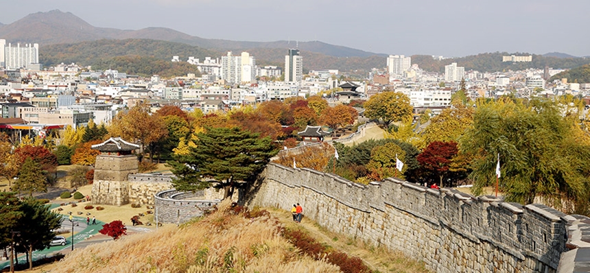 단풍이 곱게 물든 수원 화성 전경. 사진=수원시