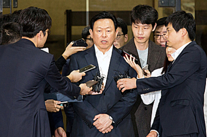 신동빈 회장이 구속 영장이 기각된 직후 기자들의 질문에 압변하고 있다. 사진=비즈한국DB