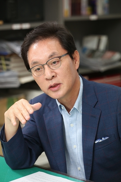 정두언 전 의원은 비즈한국에 연재하는 참회록에서 최태민 목사 관련 이야기를 언급한 바 있다. 사진=박은숙 기자