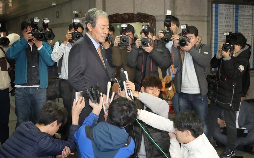 최순실씨가 귀국한 것으로 알려진 30일 오전 최 씨 변론을 맡은 법무법인 동북아 이경재 변호사가 서초동 사무실 건물 로비에서 취재진에게 최씨 귀국 과정 등에 대해 설명하고 있다. 사진=연합뉴스