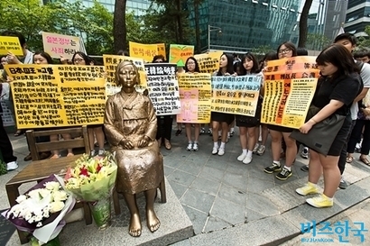 한일 정부가 미국 캘리포니아주의 역사교과서에 한일 위안부 합의 내용을 게재해달라고 요청했다는 증언이 나와 충격을 주고 있다. 사진=최준필 기자