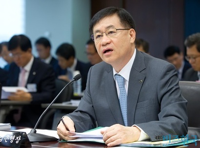 부패범죄특별수사단의 대우증권 지분 매각 과정 수사의 타깃이 홍기택 전 산은지주 회장이라는 관측이 나온다. 지난 2014년 10월 국회 국정감사에 출석한 홍 전 회장. 사진=비즈한국DB