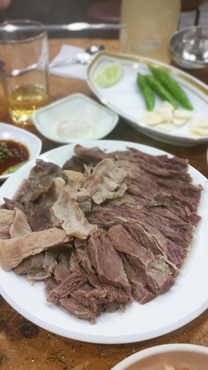 수육도 맛이 그만이다. 부드러우면서도 씹는 맛이 좋다. 3만 원 넘는 값이 좀 부담스럽지만 일단 시켜서 먹어보면 뒷말이 없다.