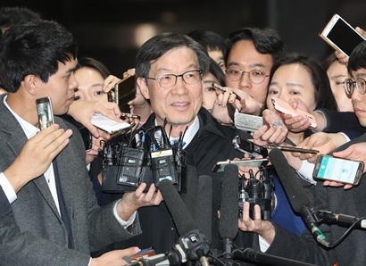 ‘문화계 황태자’로 불린 차은택 씨 등의 옛 포스코 계열 광고업체 포레카 지분 강탈 의혹과 관련해 권오준 포스코 회장이 11일 오후 서울 서초동 서울중앙지검에 출석, 취재진 질문에 답하고 있다. 사진=연합뉴스