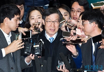 지난 11일 서울 서초동 서울중앙지검에 참고인 신분으로 출석해 취재진의 질의에 답하고 있는 권오준 포스코 회장. 사진=최준필 기자