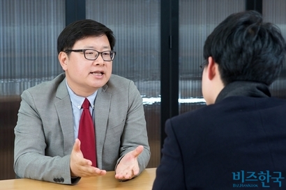 이코노미스트이자 파워 블로거로 잘 알려진 홍춘욱 키움증권 투자전략팀장을 만나, 경제부터 책 이야기까지 두루 들어보았다. 사진=임준선 기자