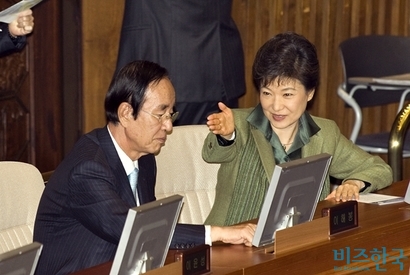 2009년 11월 3일 세종시 건설을 두고 정운찬 총리와 박근혜 전 대표가 미묘한 신경전을 벌이던 상황에서 국회본회의에 참석한 박근혜 전 대표가 의원들과 대화도중 손을 뻗어 한 곳을 가리키고 있다. 사진=비즈한국DB