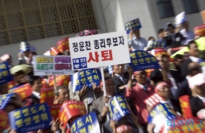2009년 9월 22일 국회 본청앞 계단에서 자유선진당 의원들과 충청지역 주민들이 세종시 원안사수 1천만 명 서명운동 출범식에서 구호를 외치고 있다. 사진=비즈한국DB