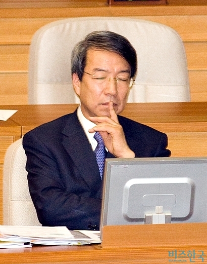 정운찬 총리는 세간에 개혁적인 사람이라고 알려져 있었지만, 실상은 달랐다. 사진=비즈한국DB