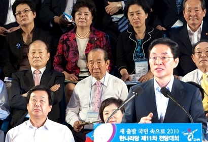 2010년 7월 14일 열린 11차 한나라당 전당대회에서 이상득 의원이 정두언 의원의 정견발표를 듣고 있다. 사진=비즈한국DB