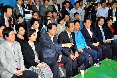 2010년 6월 지방선거 개표 당시 한나라당 상황실에 모인 사람들. 당시 한나라당은 참패를 기록했다. 사진=비즈한국DB