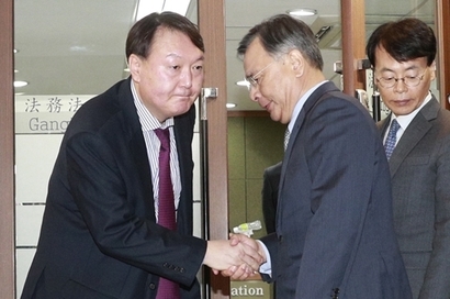 ‘최순실 게이트’ 박영수 특별검사(오른쪽)가 6일 오전 서울 서초구 법무법인 강남에서 수사팀장을 맡은 윤석열 검사와 악수하고 있다. 사진=연합뉴스