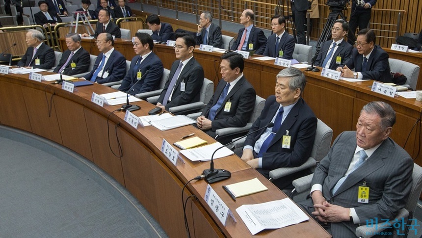 지난 6일 오전 국회에서 ‘박근혜 정부의 최순실 등 민간인에 의한 국정농단 의혹사건 진상규명을 위한 국정조사 특별위원회’ 1차 오후 청문회에 참석한 재벌 총수들. 사진=사진공동취재단