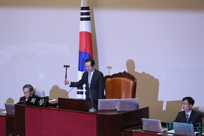 국회에서 대통령 박근혜 탄핵소추안이 가결됐다. 사진은 탄핵안 표결을 하루 앞둔 8일 제346회 국회(정기회) 17차 본회의에 참석한 정세균 국회의장이 회의를 진행하는 모습. 사진=박은숙 기자