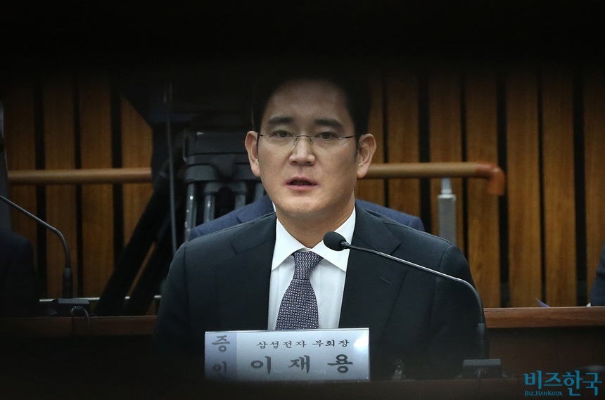 지난 6일 오후 서울 여의도 국회에서 열린 ‘최순실 국정농단 진상규명을 위한 국정조사 청문회’에서 이재용 삼성전자 부회장이 의원들의 질의에 답하고 있다. 사진=사진공동취재단