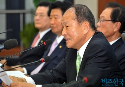 2009년 6월 3일 이상득 전 국회부의장이 한나라당 최고중진연석회의에서 “앞으로 당과 정무 정치현안에 관여하지 않고 기업 CEO의 경험을 살려 경제와 자원외교에 전력을 다할 것”이라고 이야기했다. 그 자원외교가 사달이 났다. 사진=비즈한국DB