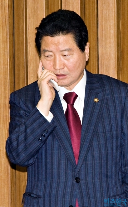 당시 안상수 원내대표는 감세 철회에 찬성한다고 했다가 청와대의 항의를 받고 번복했다. 사진=비즈한국DB