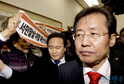 2008년 12월 8일 ‘부자감세안 합의’에 반발한 민주노동당이 국회 3당 원내대표회담장을 항의 방문해 철회를 요구하는 농성을 하고 있다. 사진=비즈한국DB