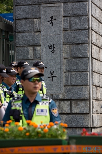 해운대 엘시티 이영복 회장과 그의 아들 창환 씨가 실소유주로 있는 제이피홀딩스PFV는 국방부에서 삼양사를 거쳐 독산동 도하부대 이전 부지 18만 1665㎡​(5만 4954평)를 매입했다. ‘비즈한국’은 이 회장의 부지 매입 관련, 국방부가 특혜를 제공했다는 정황을 포착했다.  사진=비즈한국DB