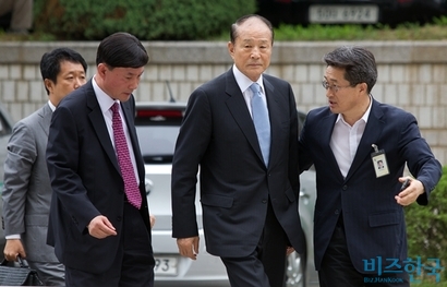 퇴출 저축은행 대표들로부터 6억 원 수수 혐의를 받은 이명박 대통령의 친형 이상득 전 의원이 2012년 7월 10일 서울중앙지법으로 영장실질심사를 받기 위해 들어서고 있다. 사진=비즈한국DB