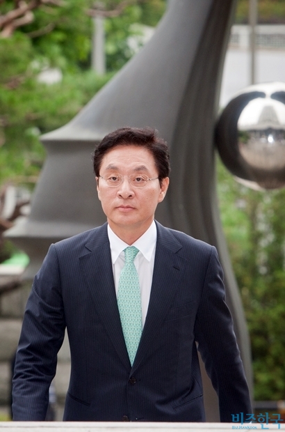 2012년 7월 5일 정두언 의원이 솔로몬저축은행으로부터 금품 수수 의혹을 조사받기 위해 서초동 대검찰청에 출두하고 있다. 사진=비즈한국DB